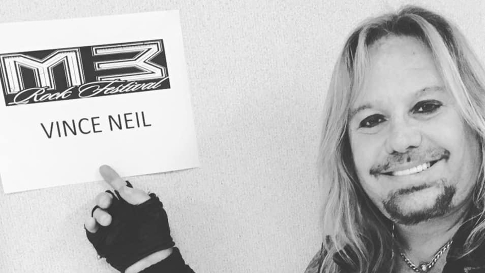 #Video Vocalista de Mötley Crüe cae del escenario y se fractura costillas