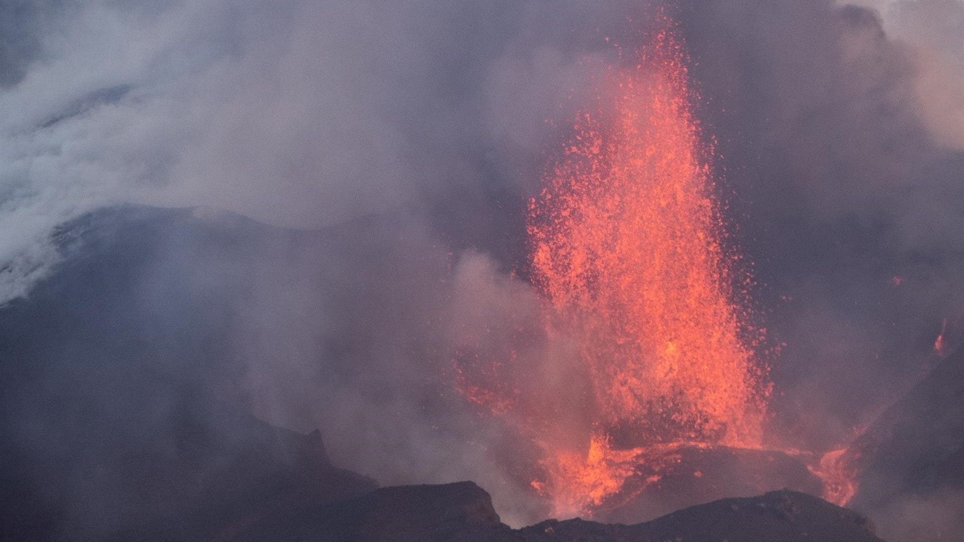 El volcán de La Palma, en máxima actividad: Más lava, energía y sismicidad