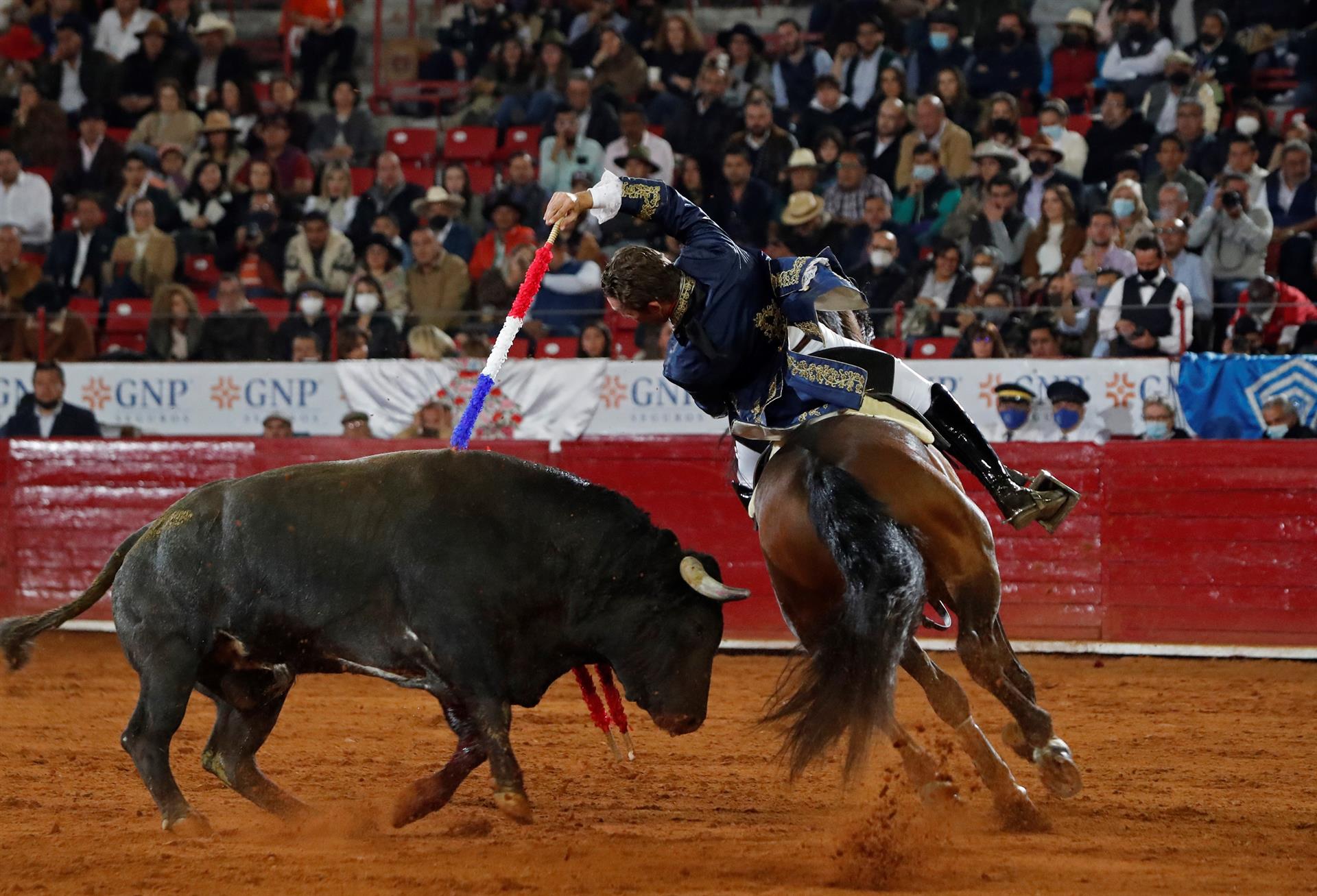 Falla con el acero impide el triunfo del rejoneador Hernández Gárate en la México