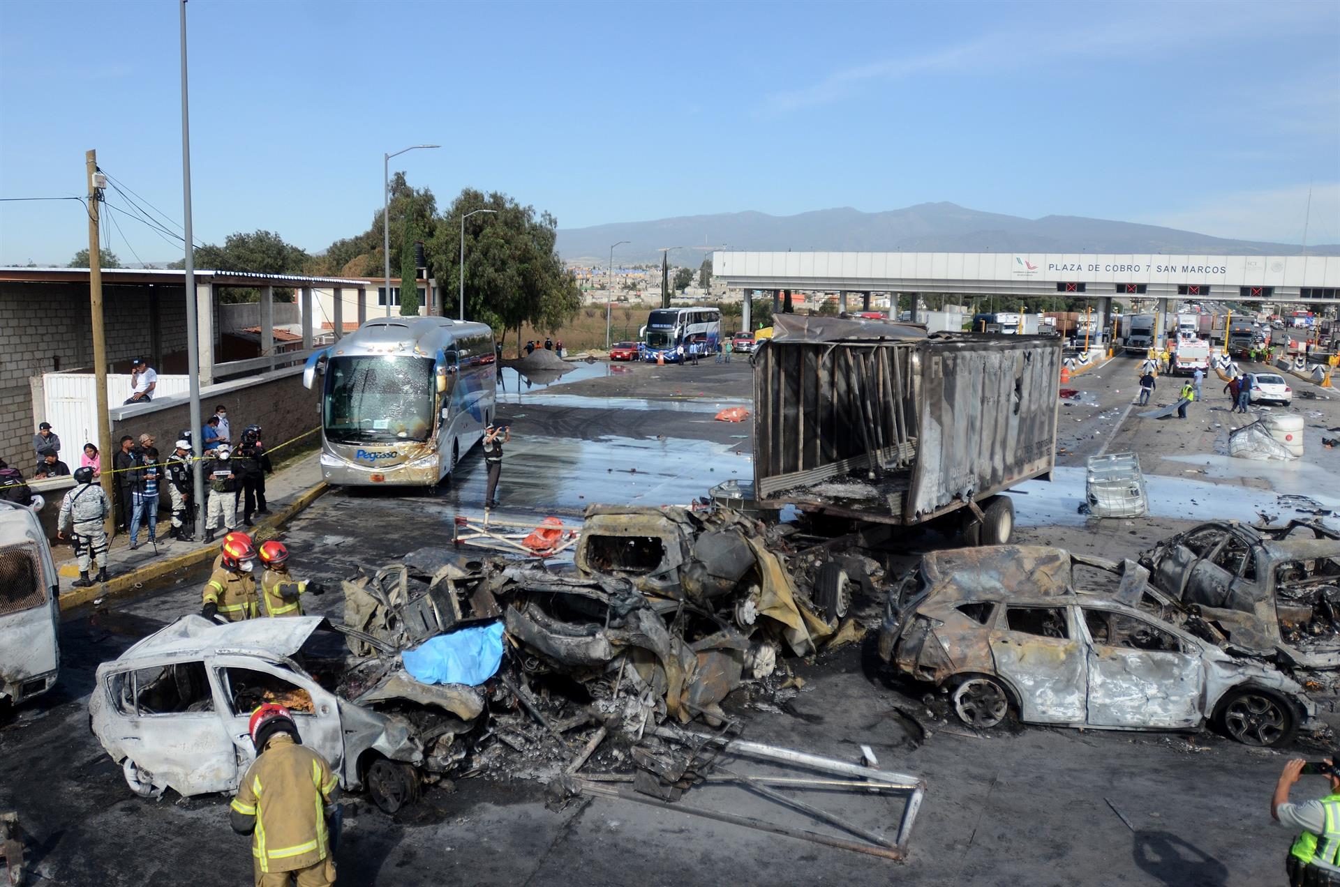 Inicia identificación de cuerpos tras accidente en autopista México-Puebla Inicia identificación de cuerpos tras accidente en autopista México-Puebla