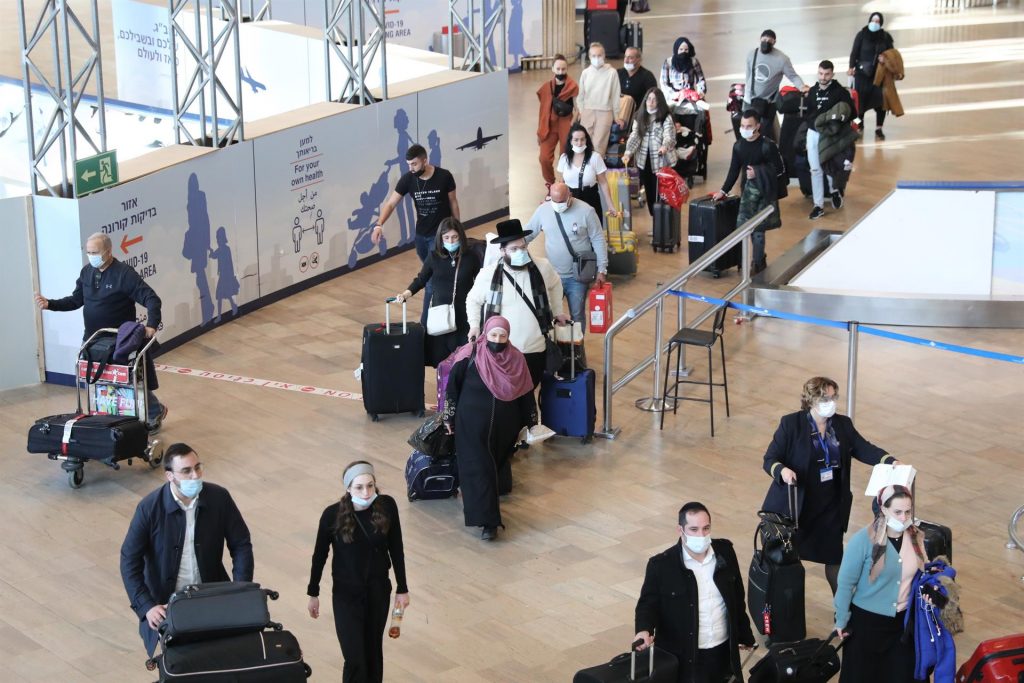 Israel comenzará a aplicar la cuarta dosis contra COVID-19 a mayores de 60 y personal de salud - aeropuerto-internacional-de-tel-aviv-israel-1024x683