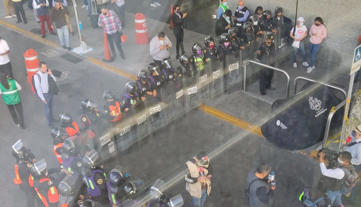 Policías liberan los accesos a la Terminal 1 del AICM