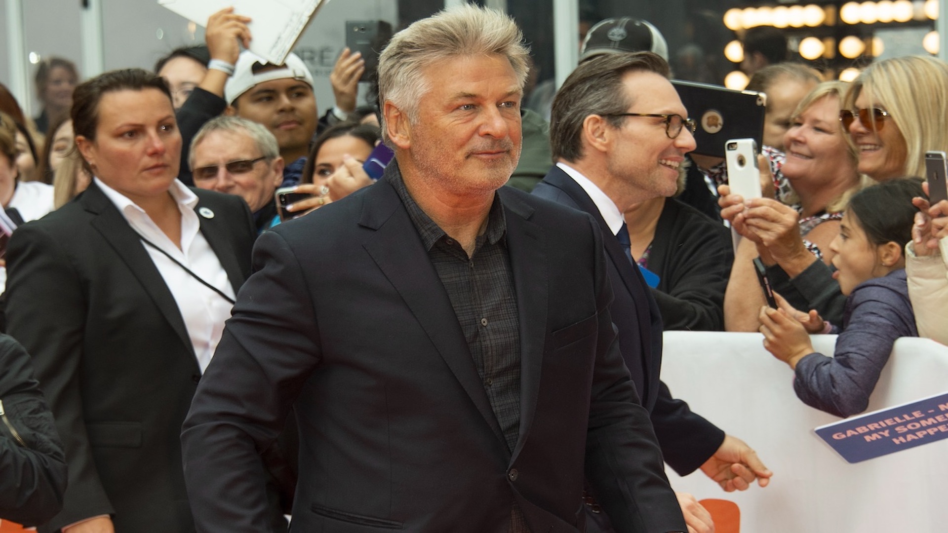 Alec Baldwin exige presencia de un policía en rodajes tras su incidente