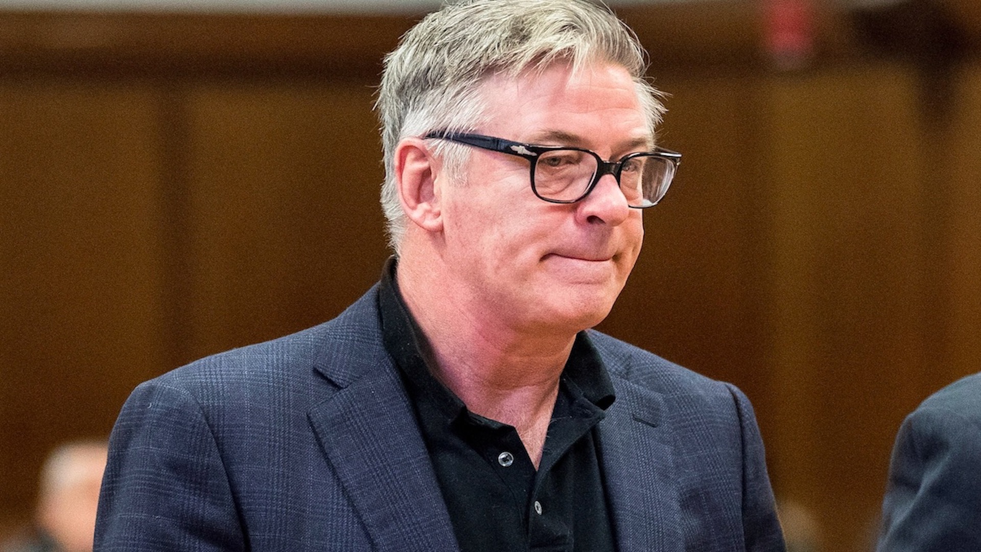 Asistente que entregó arma a Alec Baldwin asegura estar “abrumado” Asistente que entregó arma a Alec Baldwin asegura estar “abrumado”