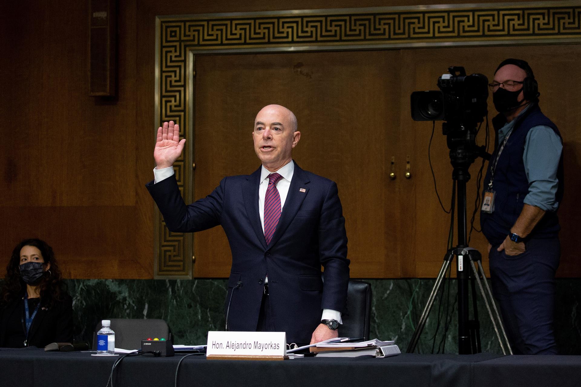 Senadores republicanos interpelan a Mayorkas sobre migración