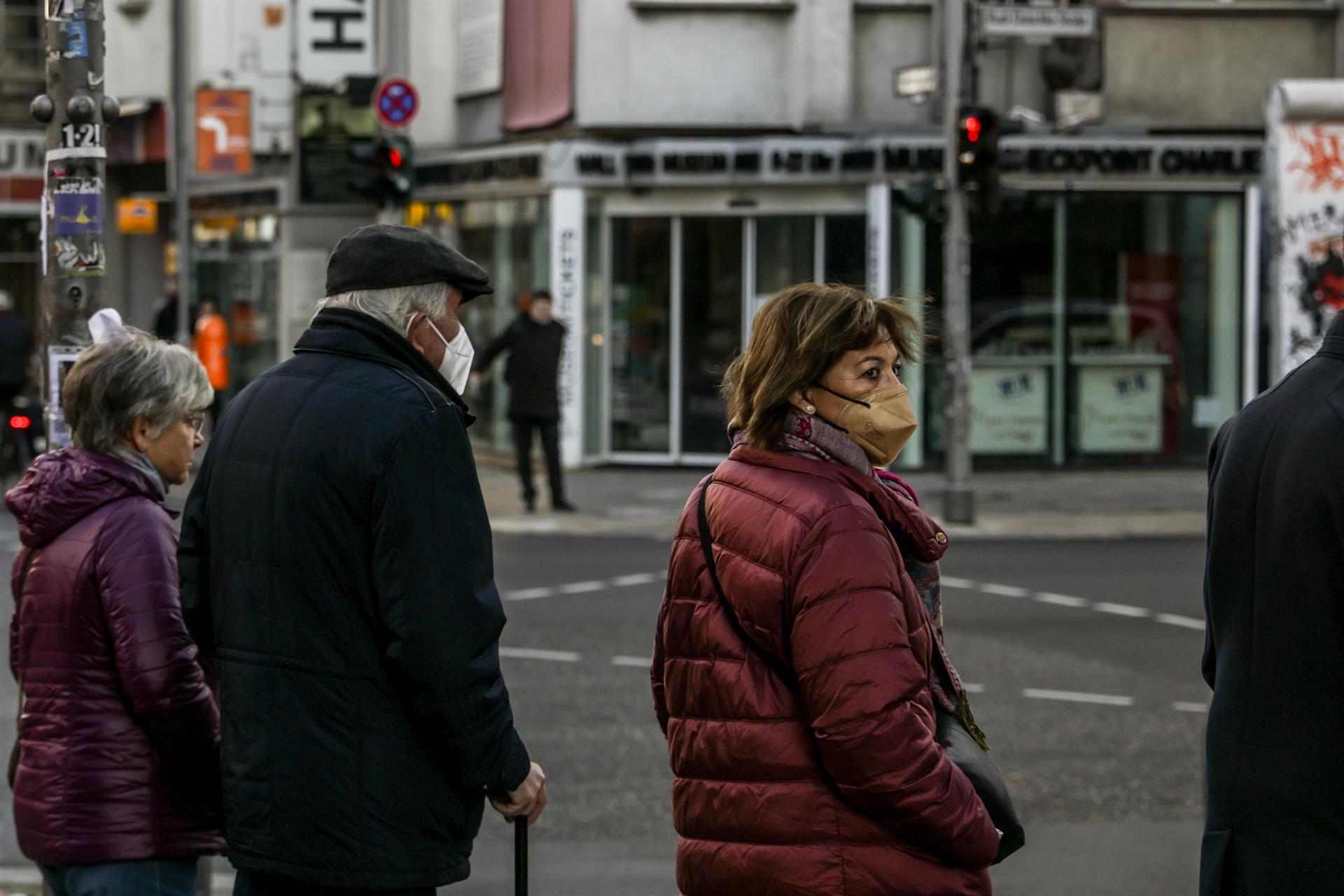 Alemanes estarán vacunados, curados o muertos este invierno, alerta ministro Alemanes estarán vacunados, curados o muertos este invierno, alerta ministro