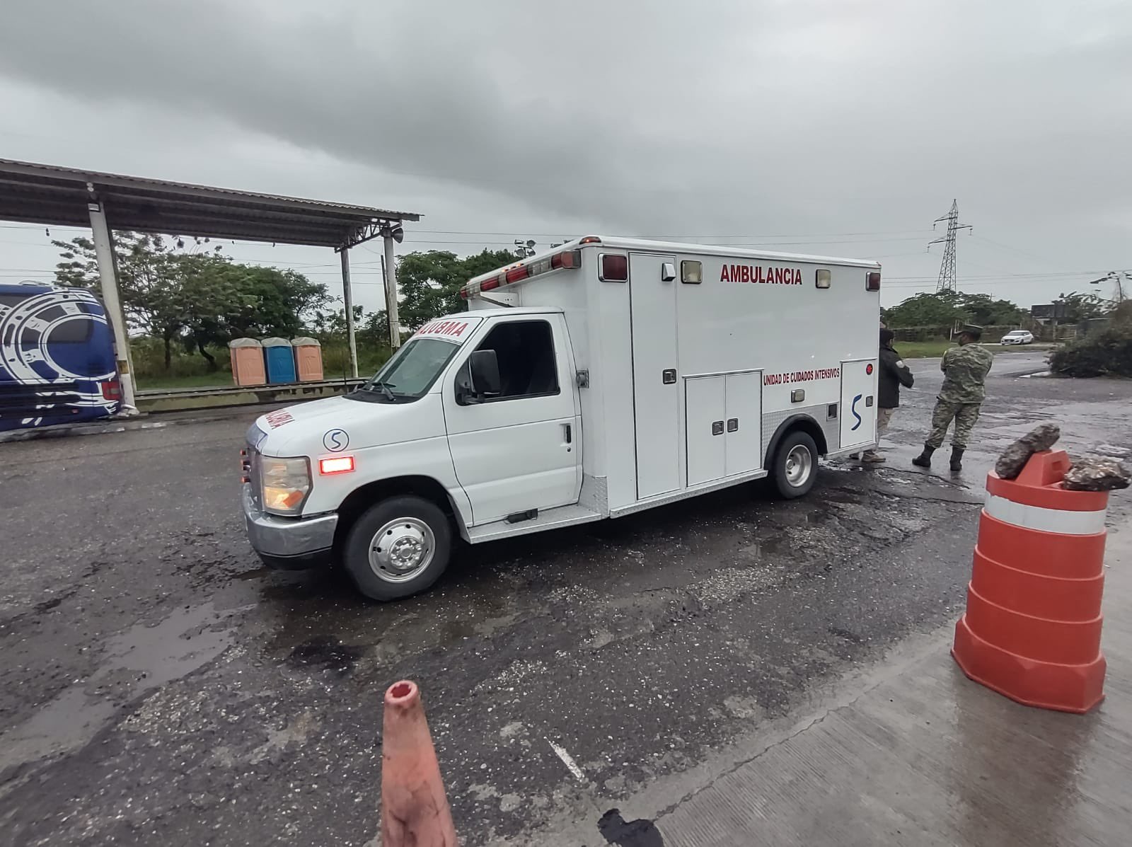 Interceptan en Tabasco a 36 migrantes hacinados en ambulancia pirata