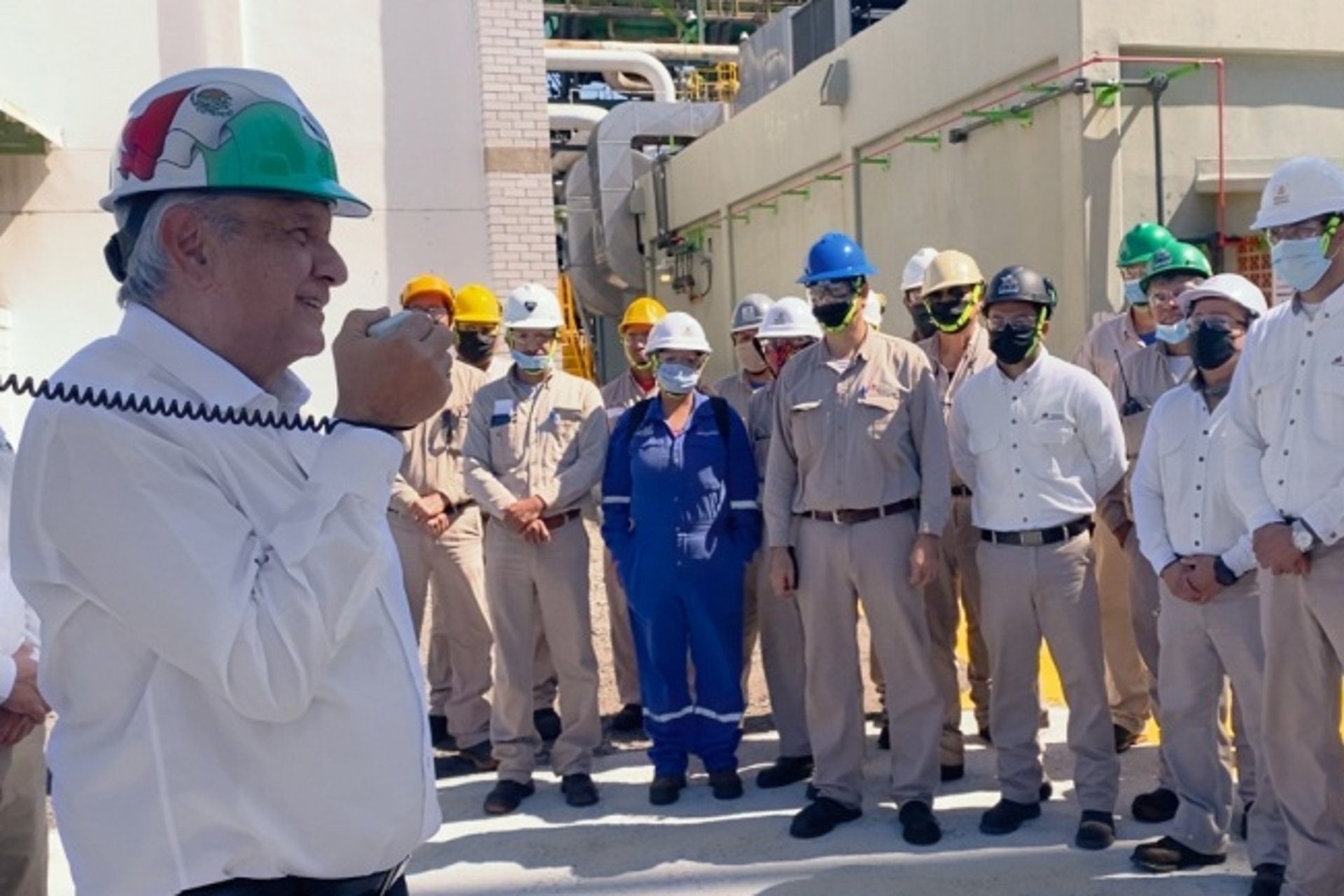 AMLO afirma que México solo tiene reserva de gasolina para 10 días