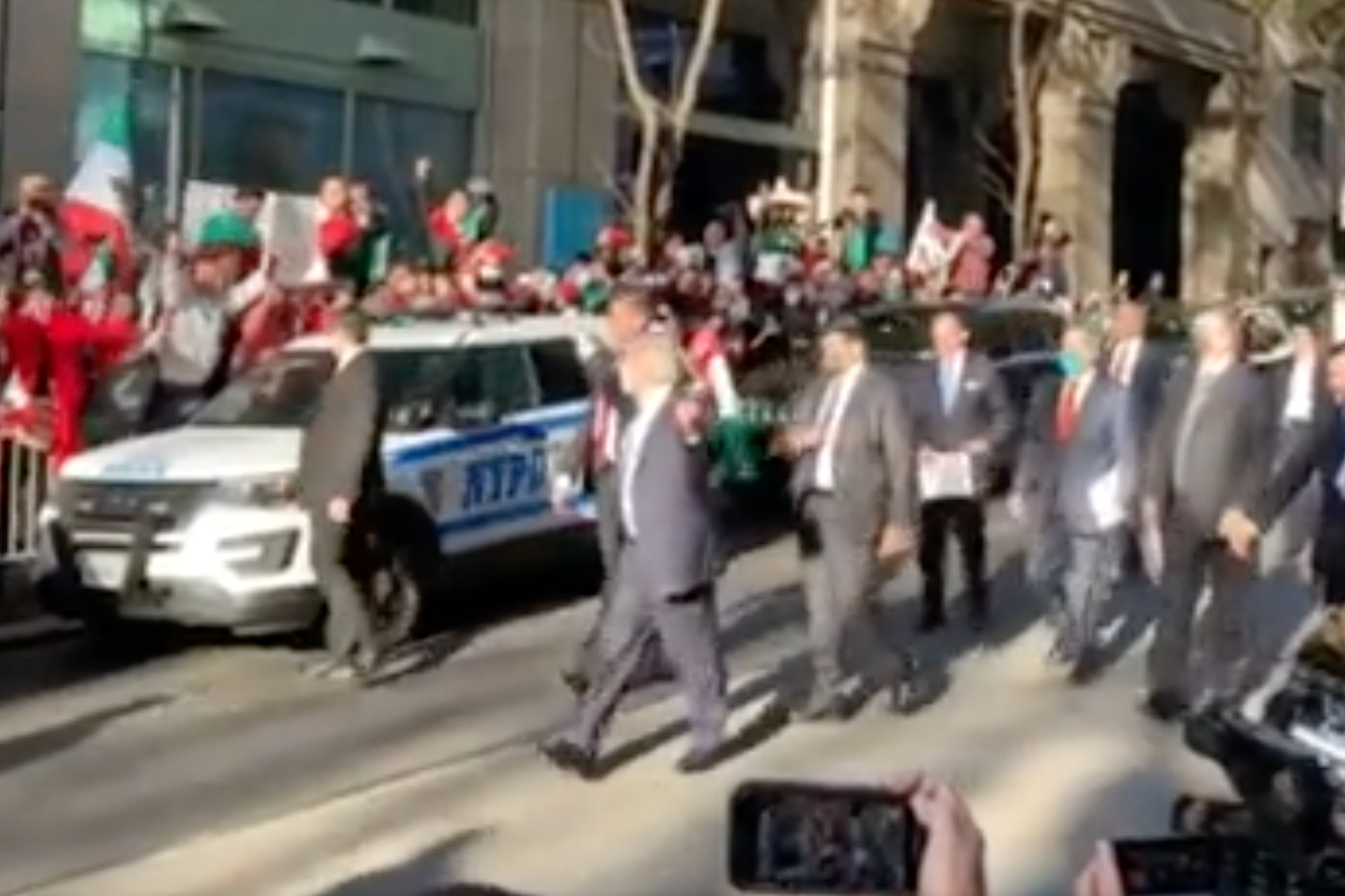 #Video Con porras y cánticos, López Obrador se dirigió a sede de la ONU