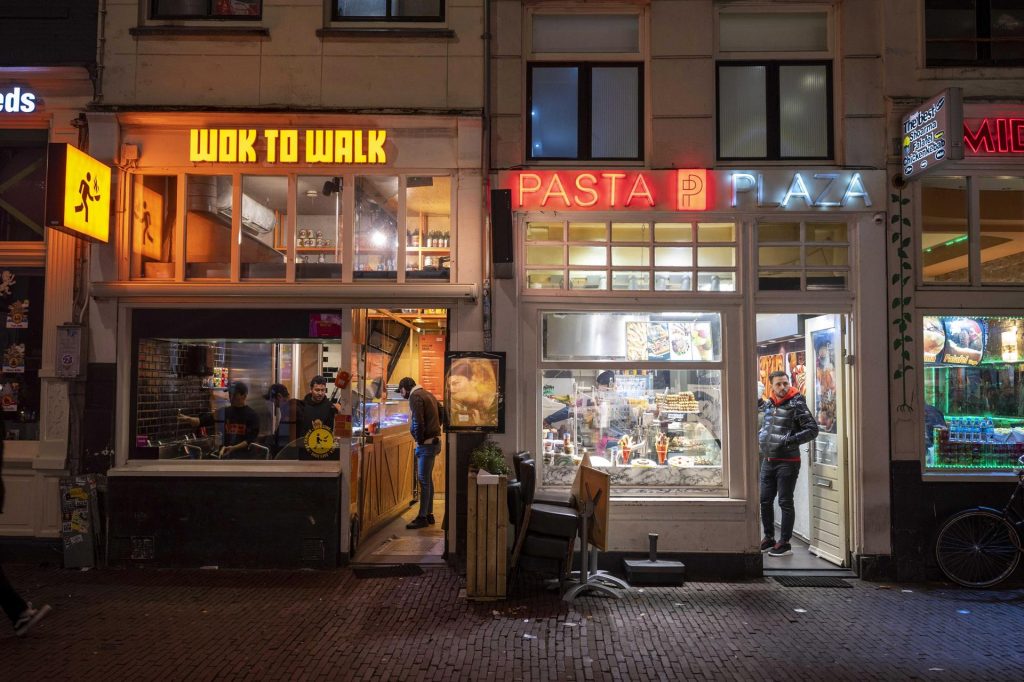 Variante ómicron se detectó en Países Bajos una semana antes que en Sudáfrica - amsterdam-durante-confinamiento-nocturno-por-alza-de-casos-de-covid-19-1024x682