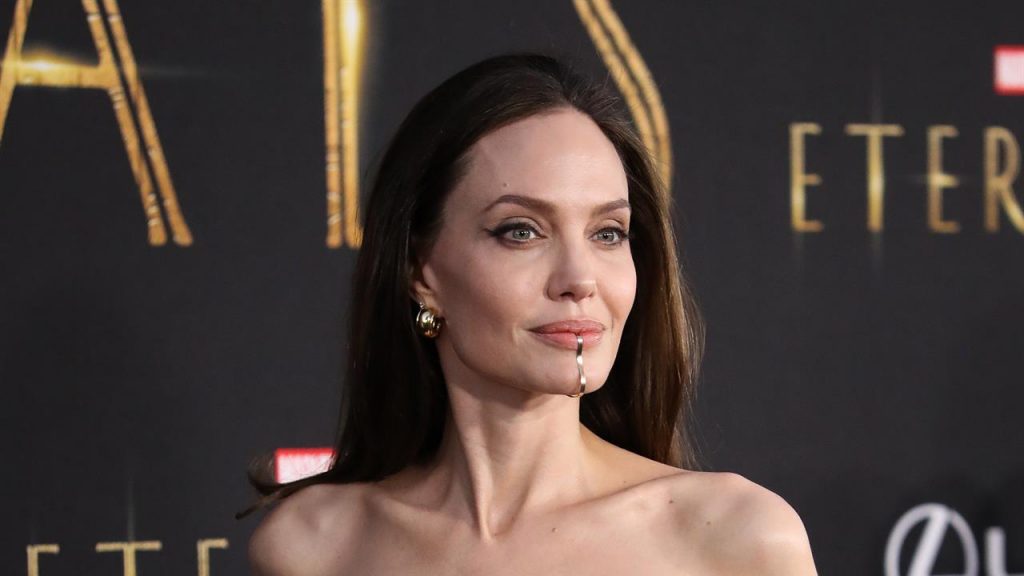 Angelina Jolie acusa a Brad Pitt de "asfixiar" a su hijo en un avión en 2016 - angelina-jolie-con-joyas-faciales-1024x576