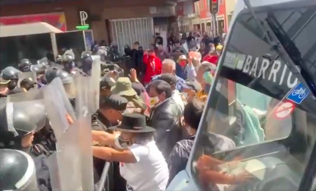 Integrantes de la Asamblea de Barrios se enfrentan con policías en el Centro Histórico Integrantes de la Asamblea de Barrios se enfrentan con policías en el Centro Histórico