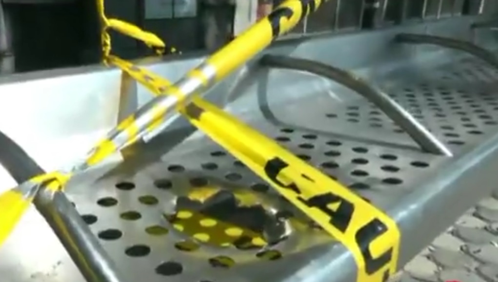 #Video Bomberos rescatan en CDMX a hombre con dedos atorados en banca de parabús #Video Bomberos rescatan en CDMX a hombre con dedos atorados en banca de parabús