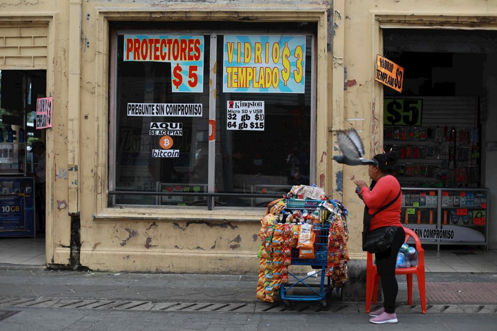 FMI insta a El Salvador a eliminar la calidad de moneda legal del bitcoin - bitcoin-el-salvador-1024x683