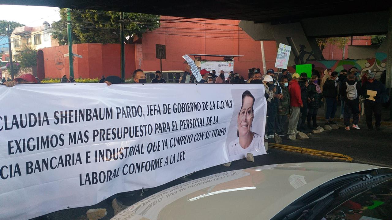 Policías de la PBI vuelven a bloquear Eje Central; suman 24 h de protesta Policías de la PBI vuelven a bloquear Eje Central; suman 24 h de protesta