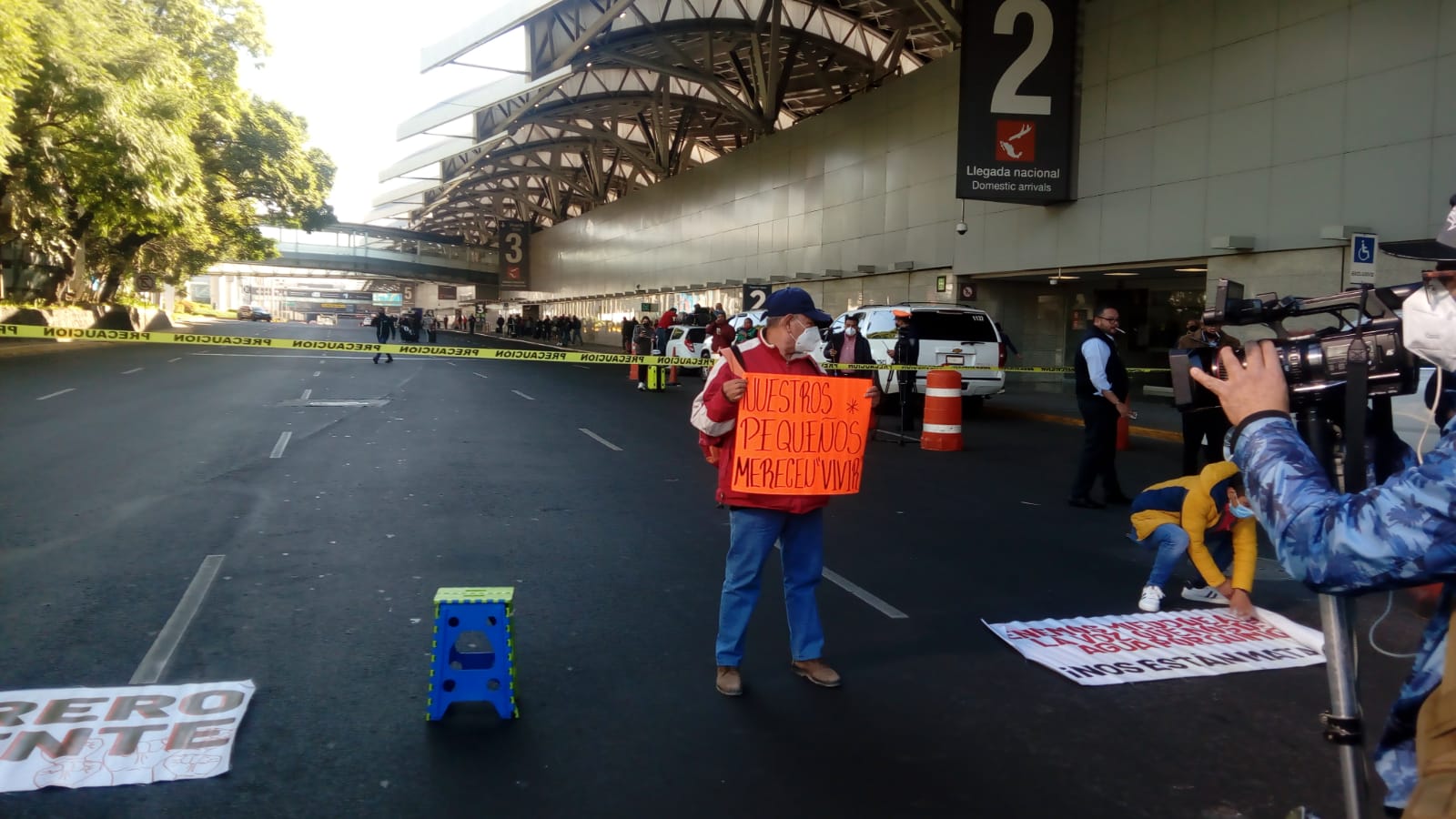 #Video Padres de niños con cáncer vuelven a bloquear el AICM