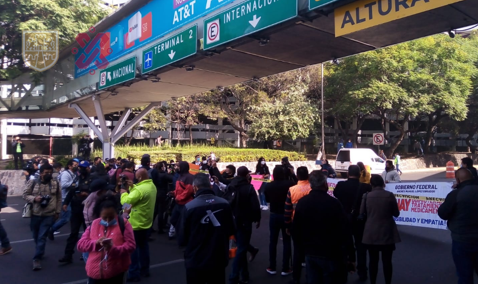 Padres de niños con cáncer advierten de bloqueos semanales en AICM si no obtienen respuesta