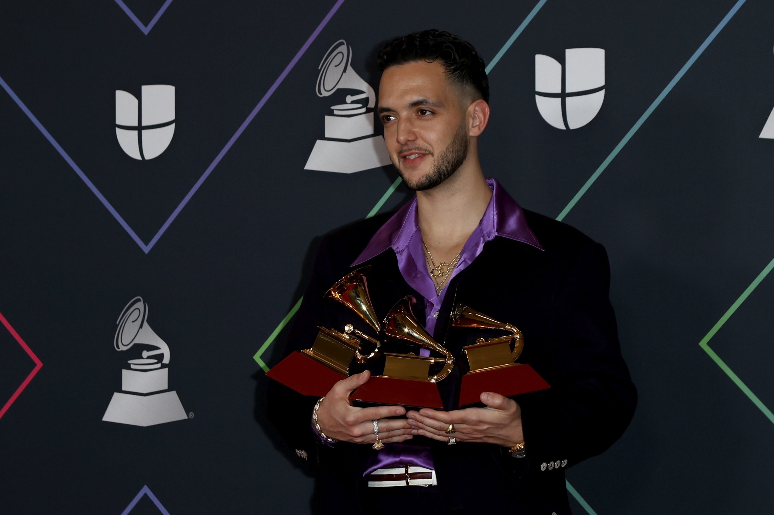 C. Tangana arma sobremesa en escenario de los Latin Grammy