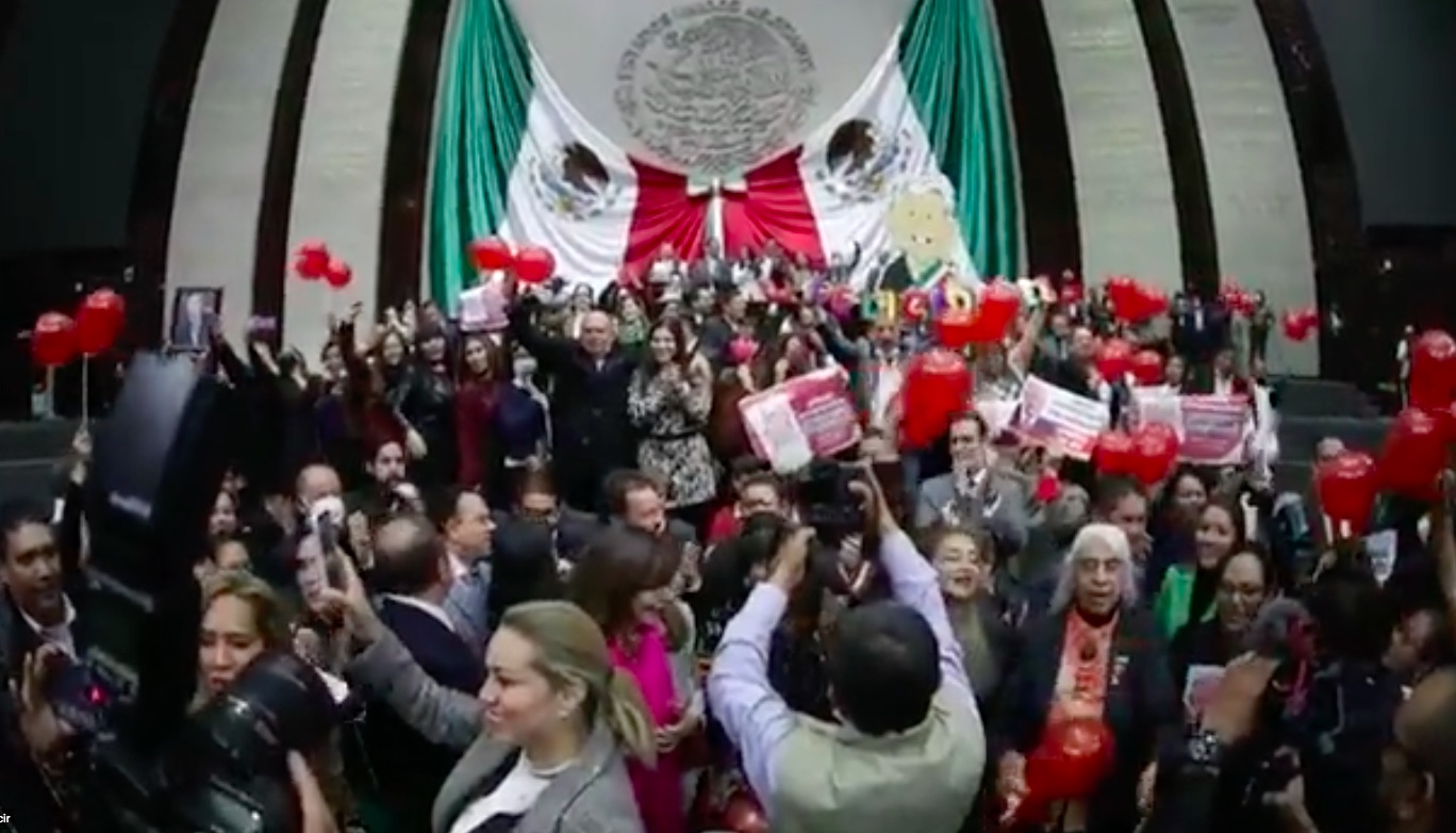 #Video Diputados celebran cumpleaños de López Obrador