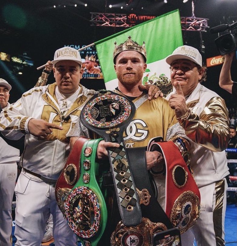 México vibró en 2021 con 'Checo' Pérez y los golpes del 'Canelo' - canelo-alvarez-con-cinturones-de-victorias