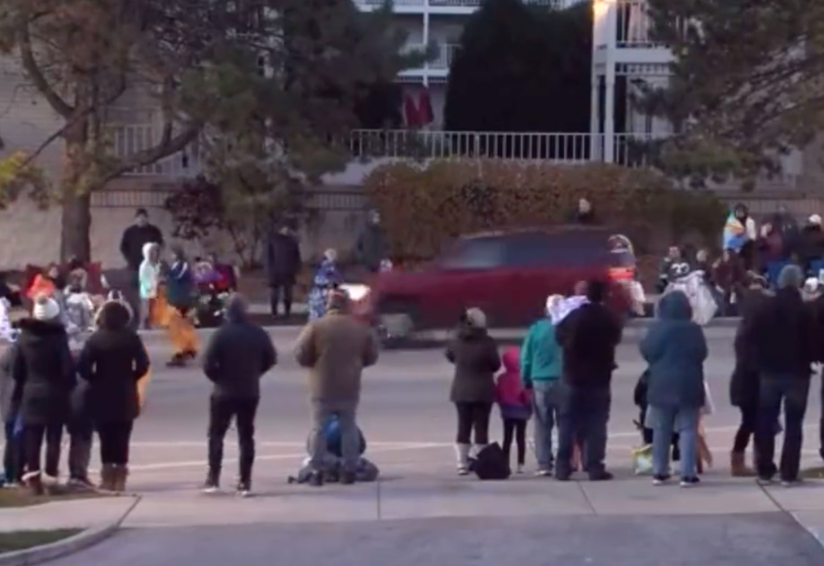 Sujeto arrolla a multitud en desfile navideño de Waukesha,  Estados Unidos