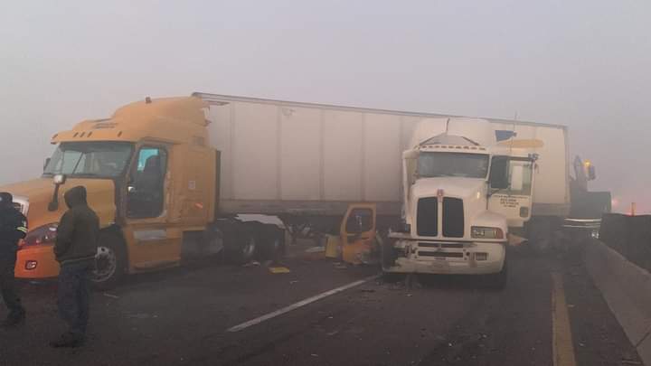 #Video Carambola de tráileres y autos cierra Circuito Exterior Mexiquense rumbo a Puebla