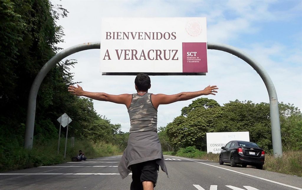 Caravana migrante llega a Veracruz; piden a Biden que "les eche la mano" - caravana-migrante-a-su-llegada-a-veracruz-1024x645