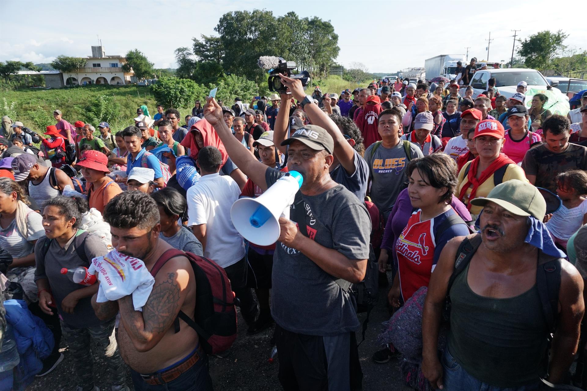 Caravana migrante llega a Veracruz; piden a Biden que “les eche la mano”