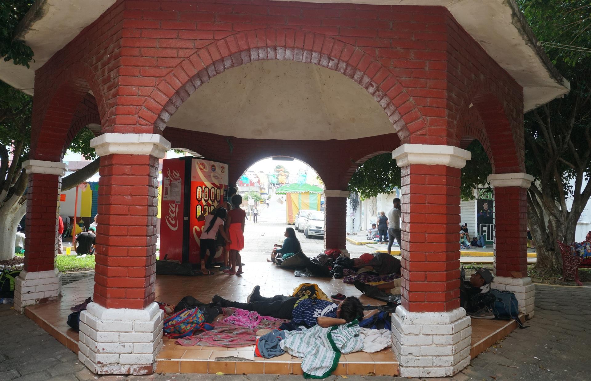 Caravana migrante toma descanso para seguir su recorrido por sur de México Caravana migrante toma descanso para seguir su recorrido por sur de México