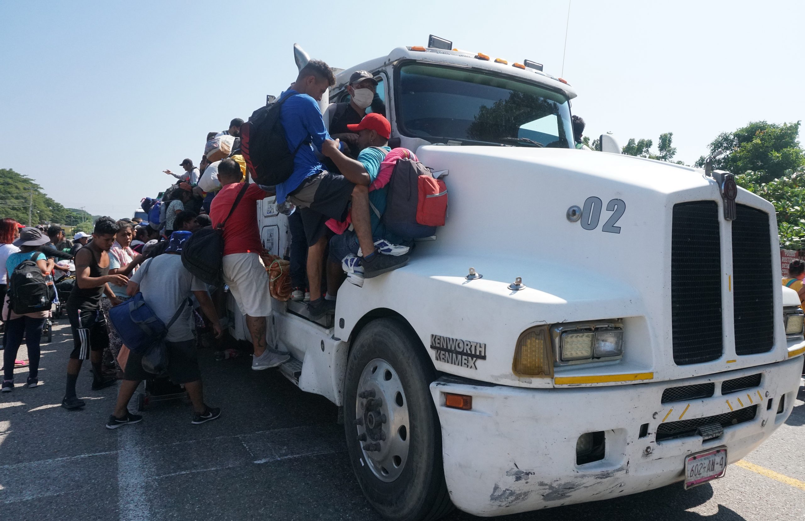 Caravana migrante continúa su camino por el sur de México