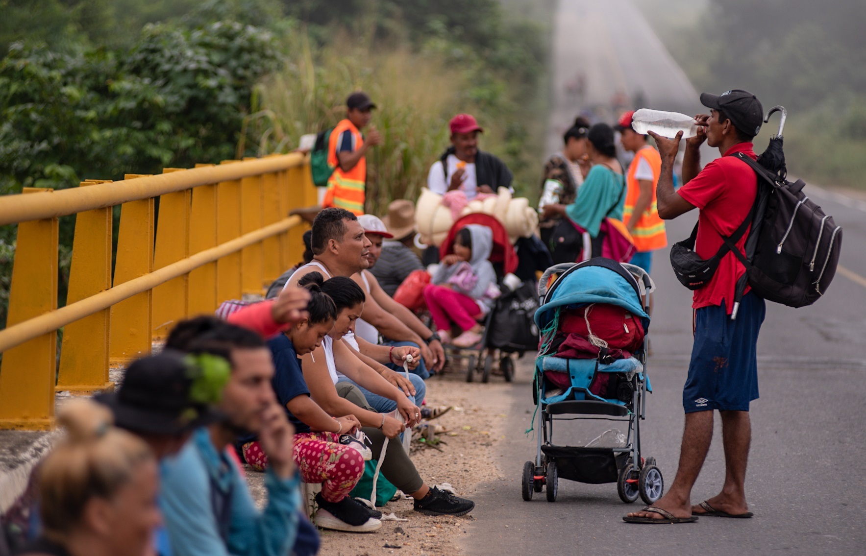 Caravana migrante avanza por Veracruz cada vez con más cansancio