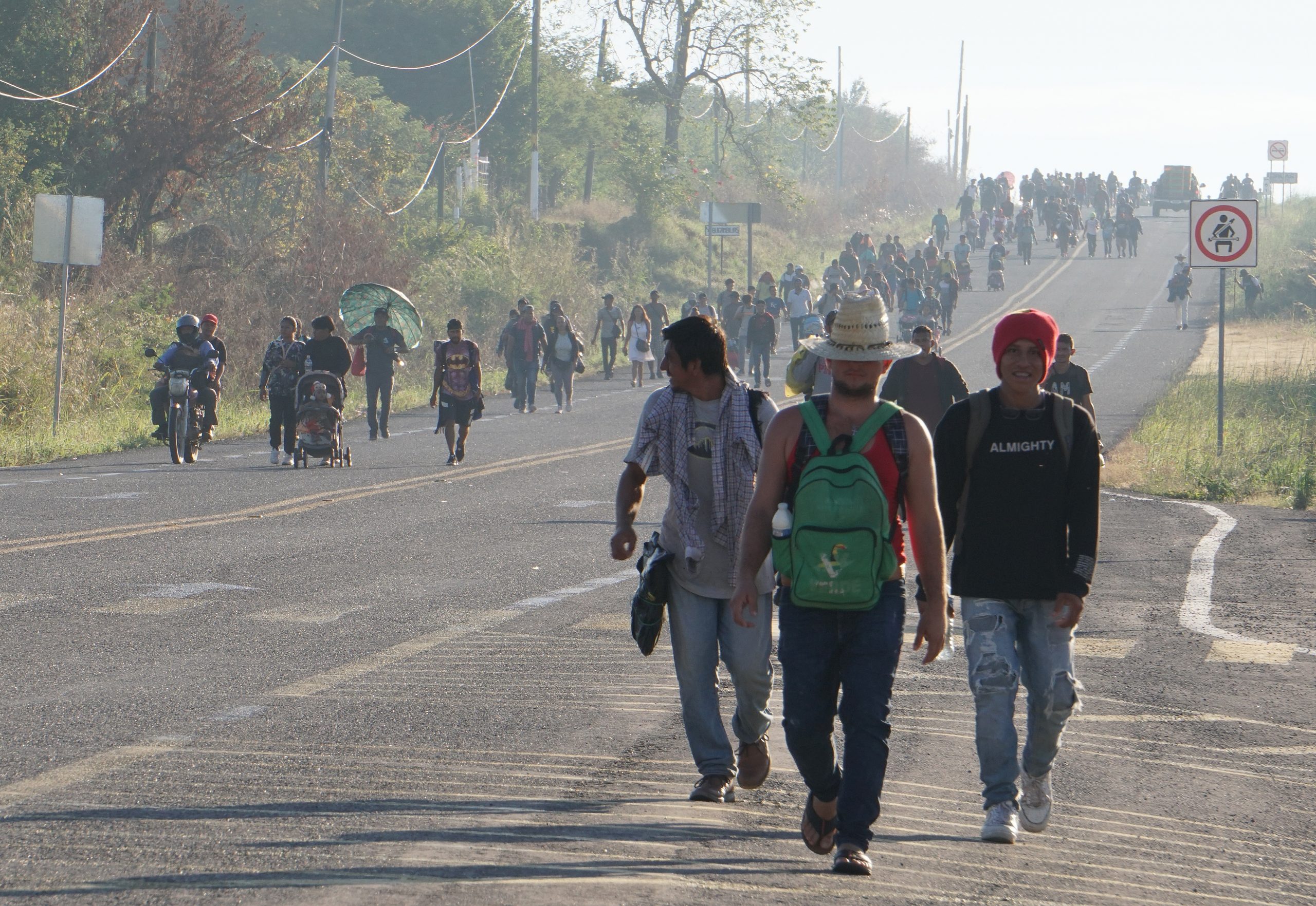 Caravana migrante continúa paso por México enferma y agotada