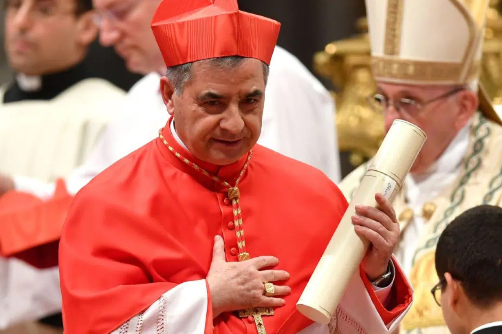 Cardenal Becciu participará en consistorio al ser “reintegrado” por el papa Francisco Cardenal Becciu participará en consistorio al ser “reintegrado” por el papa Francisco