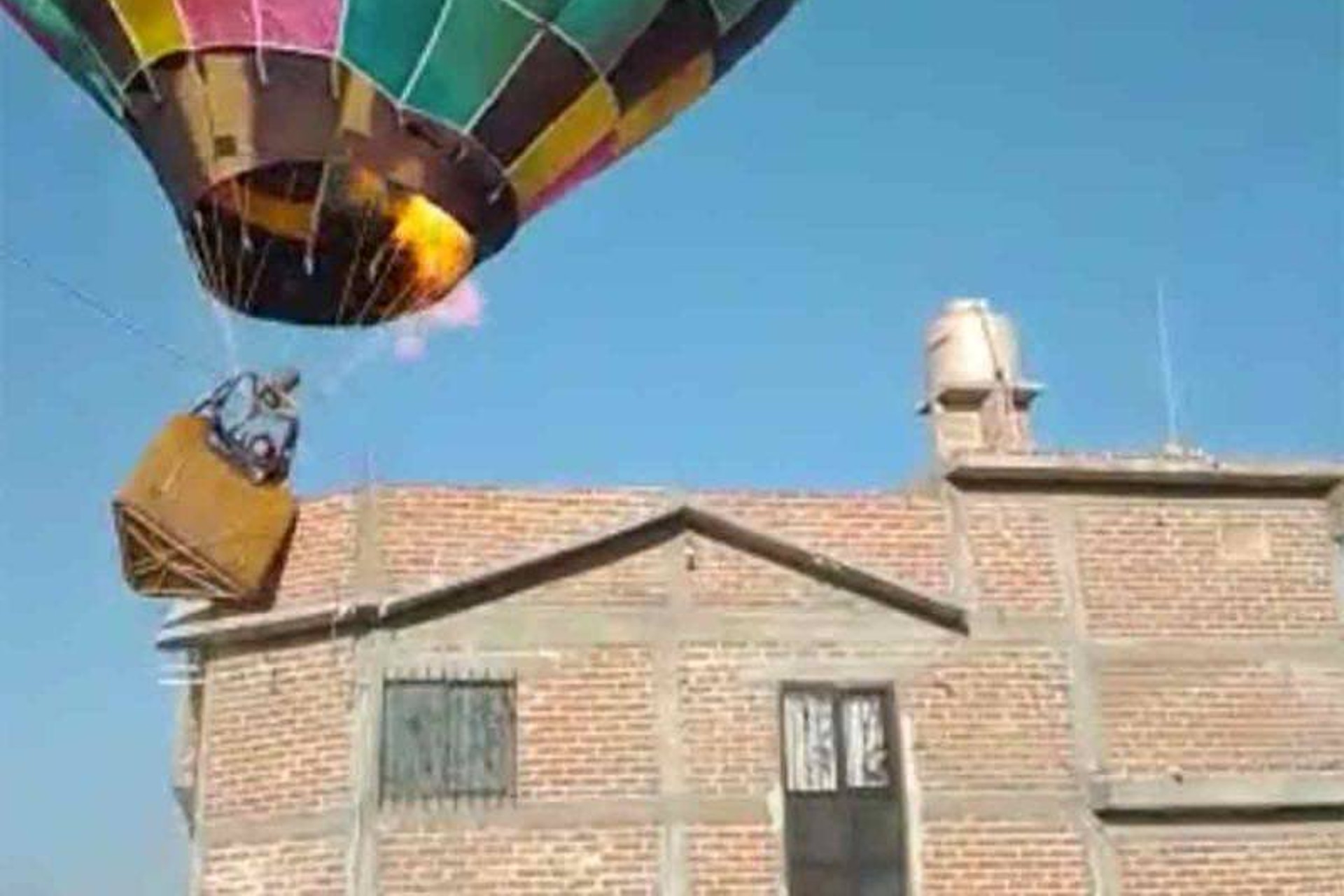 #Video Globo aerostático se impacta contra casa en León, Guanajuato