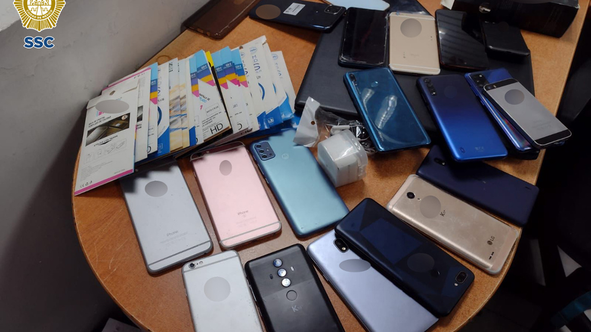 Detienen a 9 hombres en CDMX por robar celulares en plaza comercial - celulares-robados-en-plaza-comercial-de-cdmx