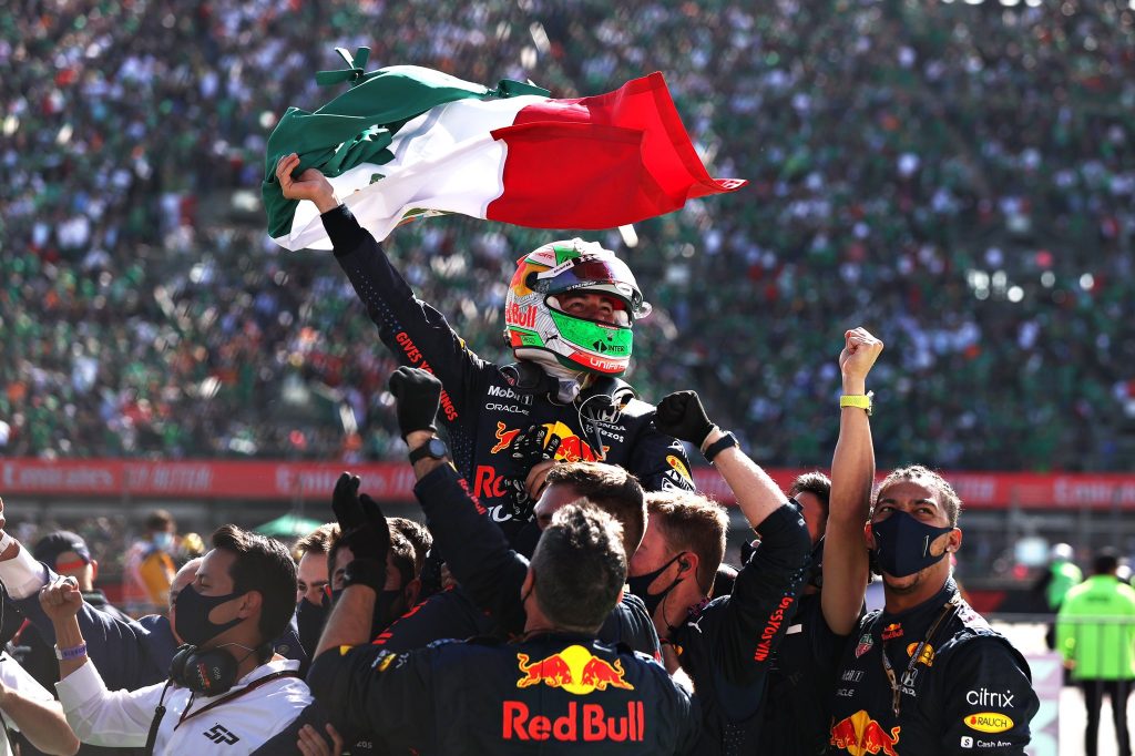 #BalónAlÓleo. Mexicanos Chingones - checo-perez-tras-subir-al-podio-en-gp-de-mexico-1024x682