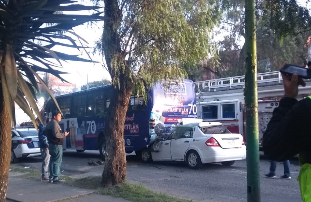 Choque de auto contra camión en Cuautitlán Izcalli deja tres muertos