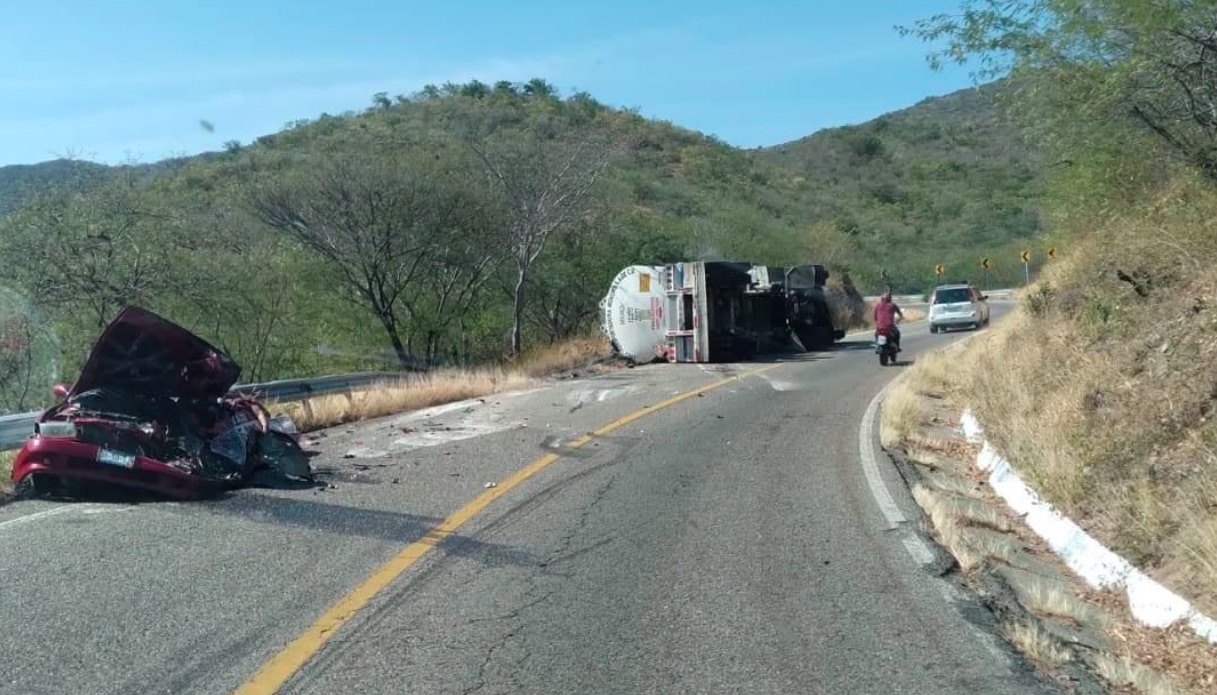 Choque entre taxi y pipa deja al menos cuatro muertos en Oaxaca Choque entre taxi y pipa deja al menos cuatro muertos en Oaxaca