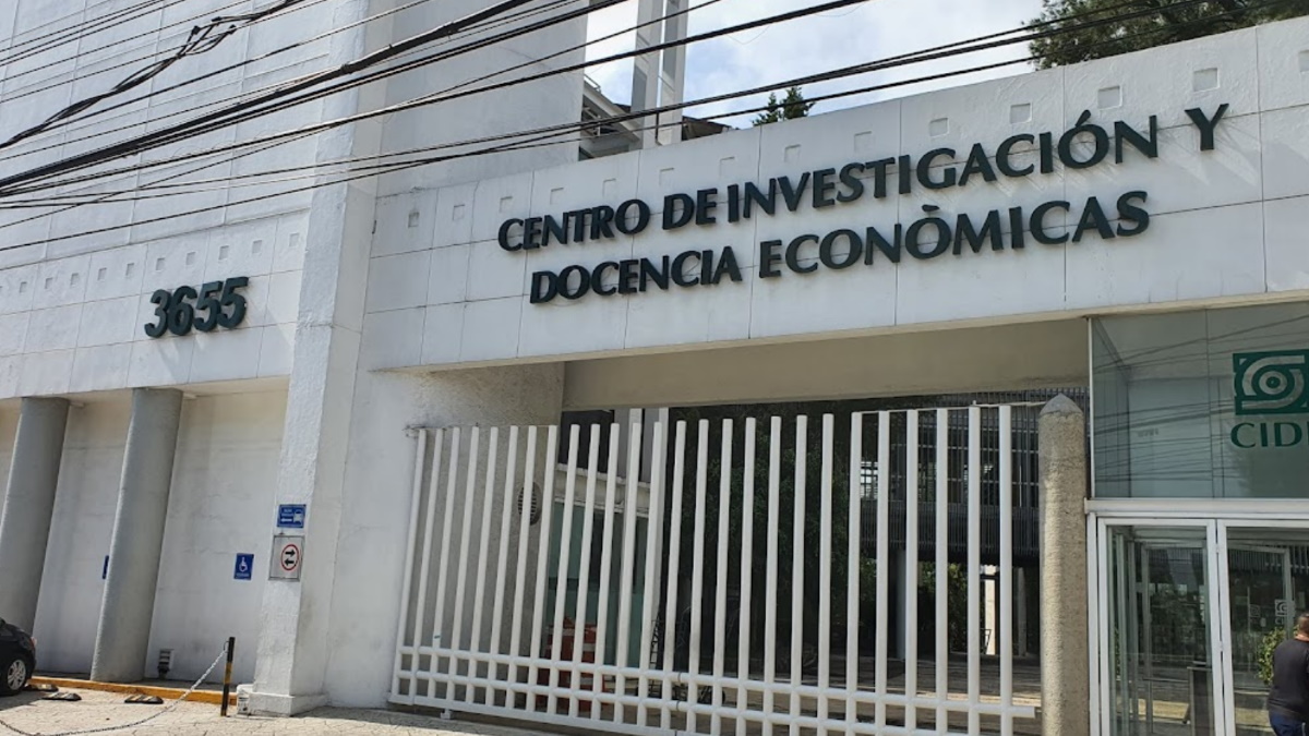 Director interino del CIDE destituye a académicas por negarse a parar evaluación Director interino del CIDE destituye a académicas por negarse a parar evaluación