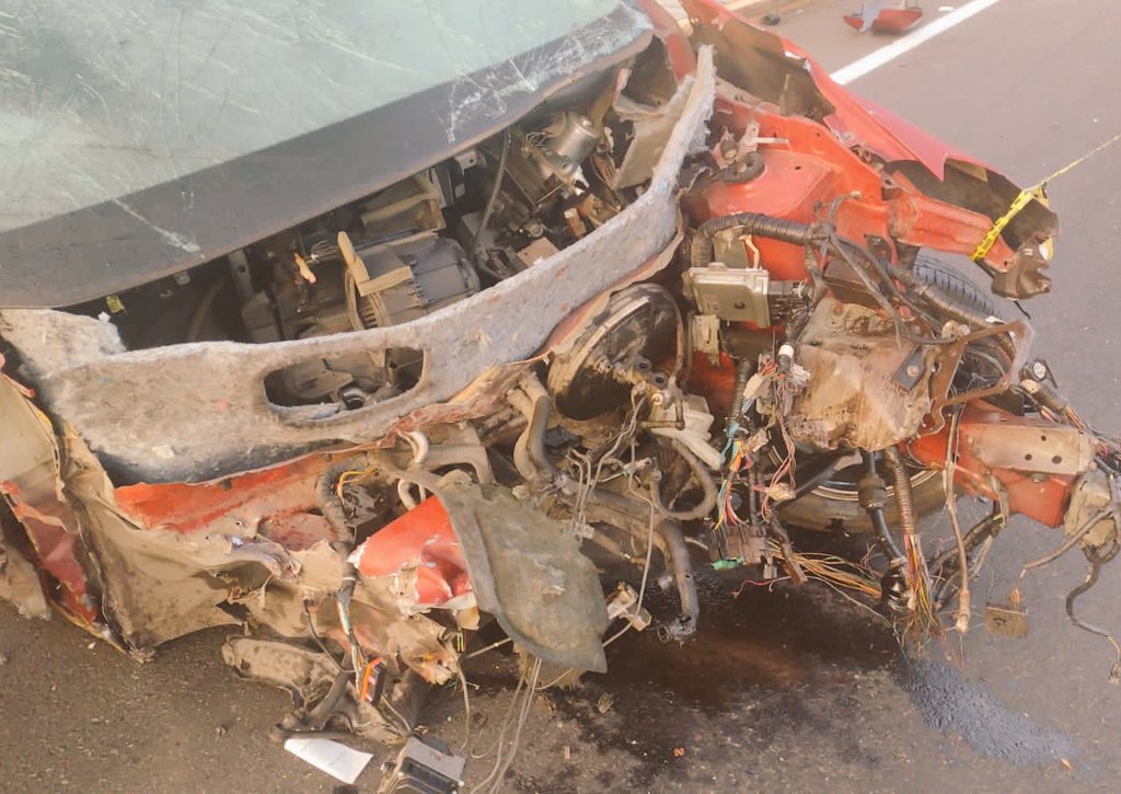 Mueren hombre y su perro tras choque en la México-Toluca - cofre-destrozado-de-auto-tras-choque-en-la-mexico-toluca