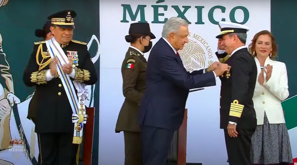 "Sin el apoyo del pueblo no habríamos resistido la intensa campaña en nuestra contra", asegura AMLO en desfile del 20 de Noviembre - condecoracion-1024x570