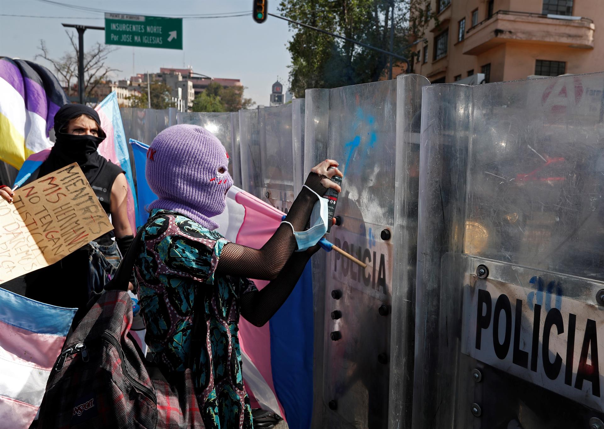 Sheinbaum ordena investigación de presunta represión policial a marcha trans Sheinbaum ordena investigación de presunta represión policial a marcha trans