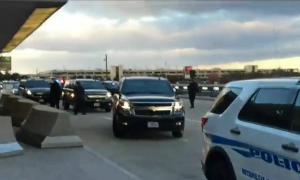 López Obrador llega a Aeropuerto Dulles de Washington para viaje de regreso a México - convoy-que-acompano-al-presidente-lopez-obrador-al-aeropuerto-dulles-1024x616