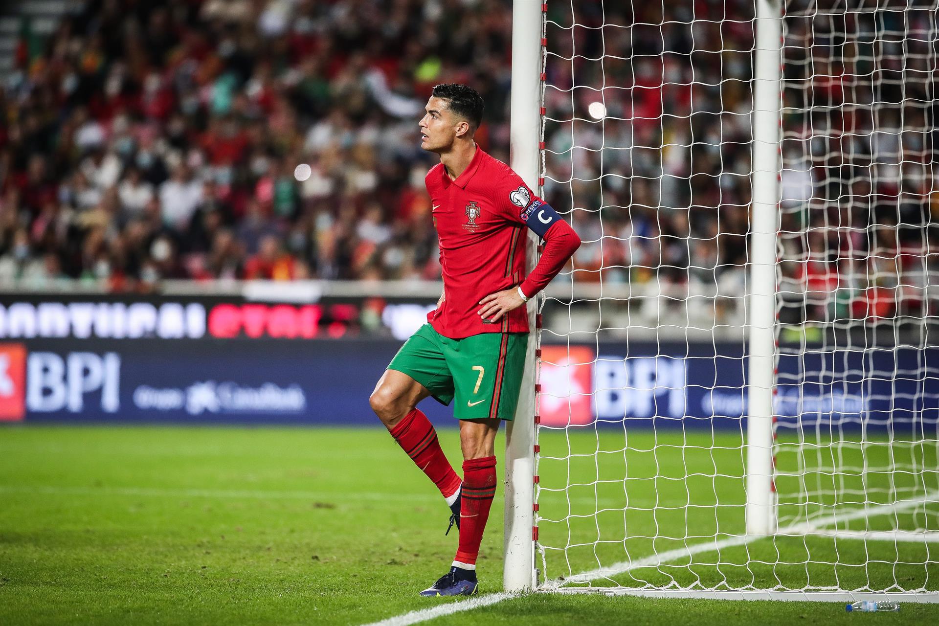 Cristiano Ronaldo, inconsolable en derrota de Portugal que los manda al Repechaje