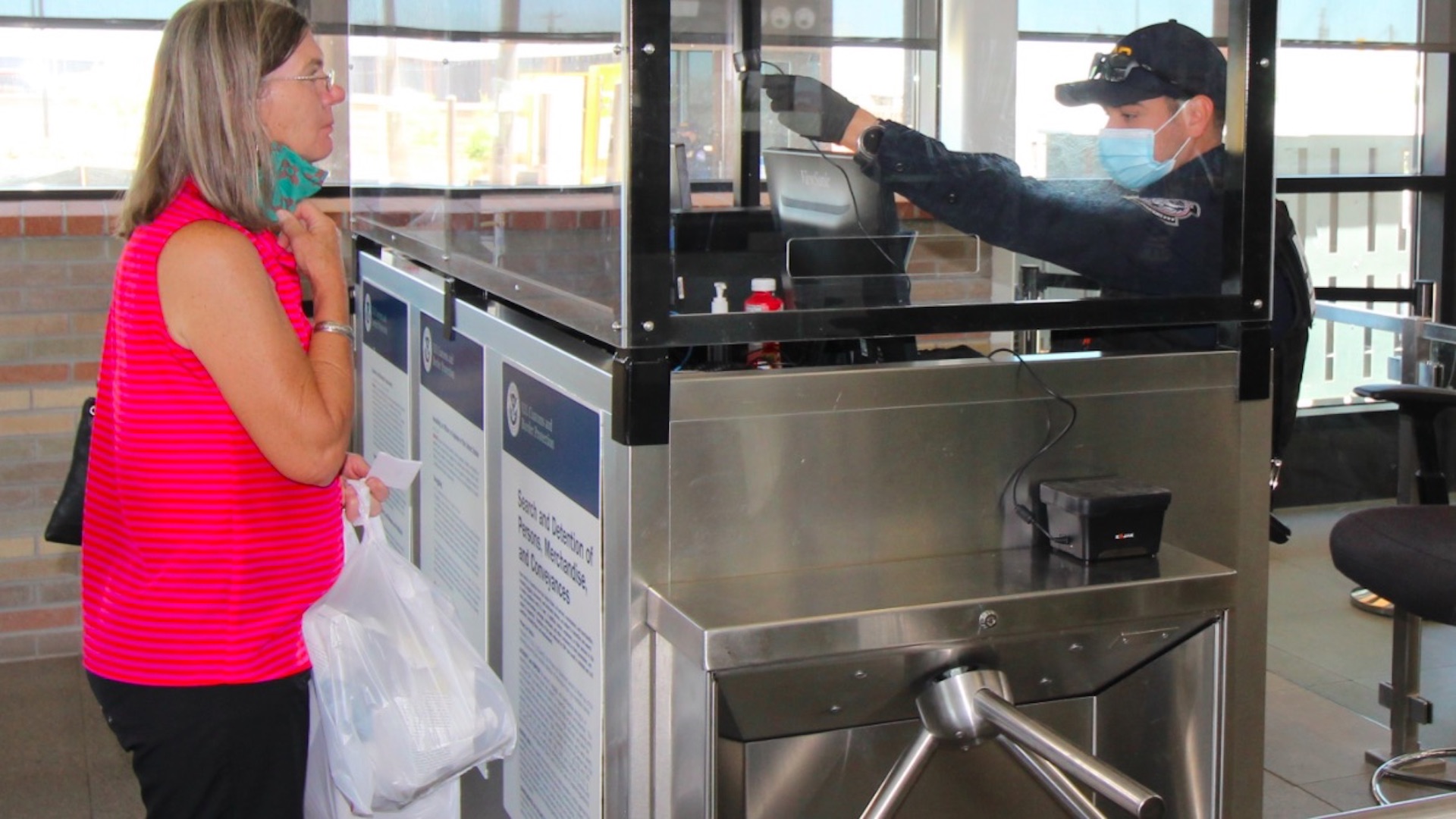 Lo que se debe hacer para cruzar la frontera de Estados Unidos por tierra Lo que se debe hacer para cruzar la frontera de Estados Unidos por tierra