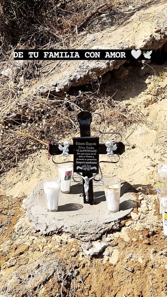 Equipo de futbol rinde homenaje a Octavio Ocaña durante partido - cruz-en-homenaje-a-octavio-ocana-en-cancha-de-futbol-576x1024