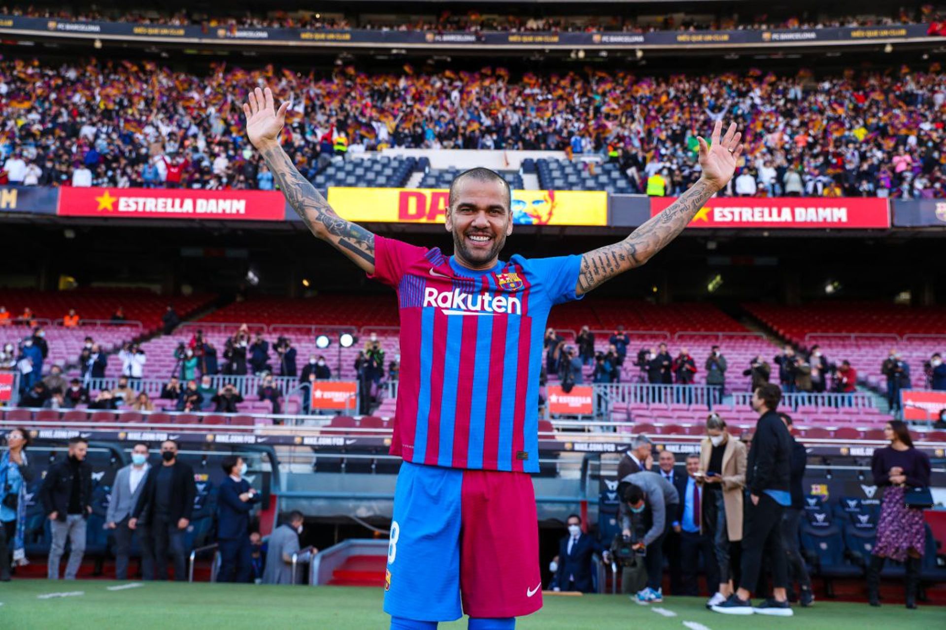 El sueño ha dicho que no ha acabado: Dani Alves es presentado con el Barcelona