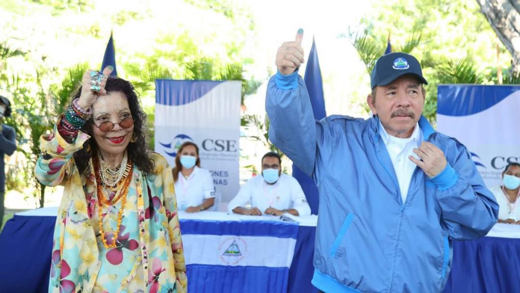 La comunidad internacional no reconoce la victoria sin oposición de Ortega - daniel-ortega-y-rosario-murillo-tras-votar-en-elecciones-de-2021-1024x576