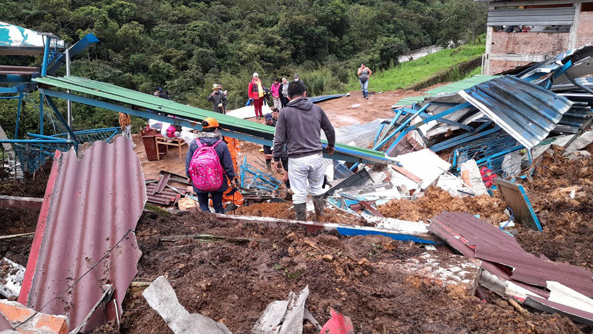 Al menos 12 muertos y 10 heridos en Colombia por deslizamiento de tierra Al menos 12 muertos y 10 heridos en Colombia por deslizamiento de tierra