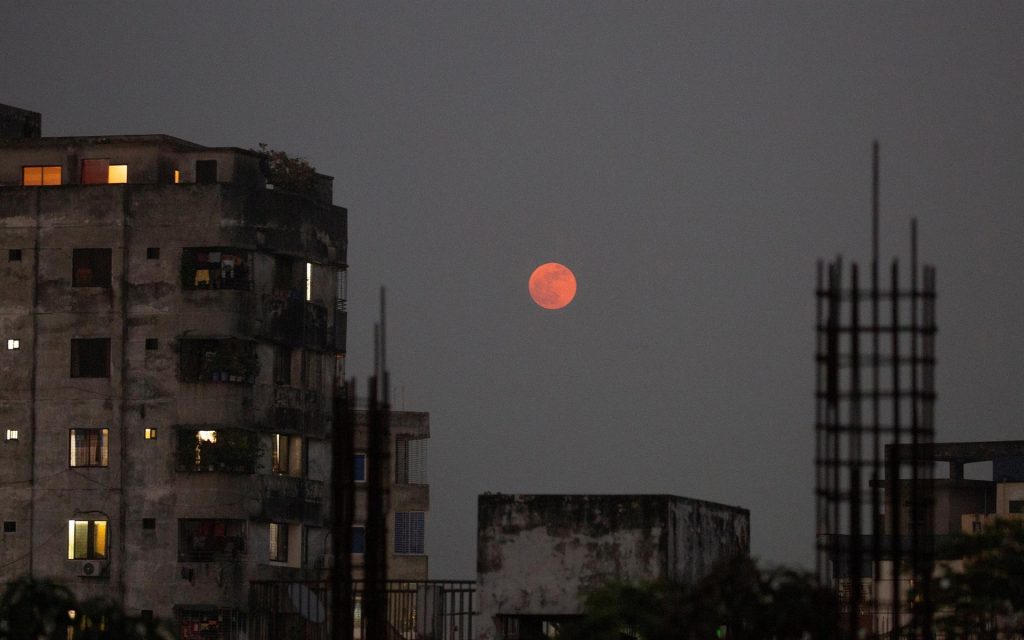 #Fotos Así se vio el eclipse lunar parcial más largo del siglo - eclipse-en-dhaka-bangladesh-1024x640
